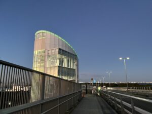 若洲がわのエレベーターに到着